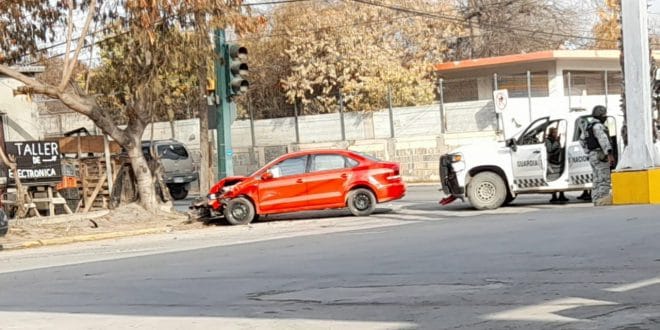 Guardia Nacional provoca choque por pasarse el alto Guardia Nacional provoca choque por pasarse el alto
