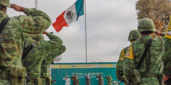 Honran Rivas y autoridades militares la bandera nacional