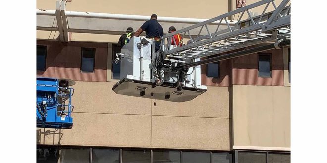 Rescatan Bomberos de El Paso a trabajadores atrapados en elevador