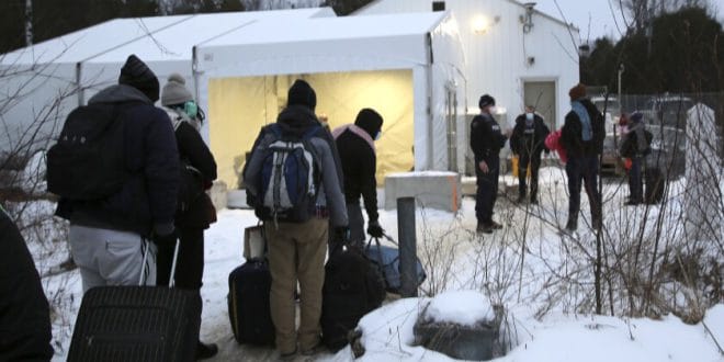 Cada vez más migrantes viajan a frontera de Canadá en busca de asilo Cada vez más migrantes viajan a frontera de Canadá en busca de asilo