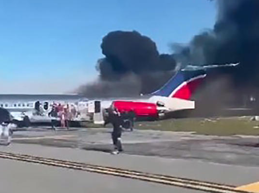 Avión de República Dominicana se incendia tras aterrizar en el Aeropuerto de Miami