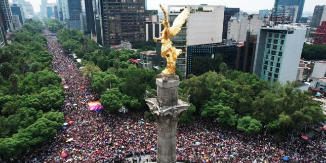 Asisten 250 mil personas a marcha LGBTTTIQ+ en CDMX