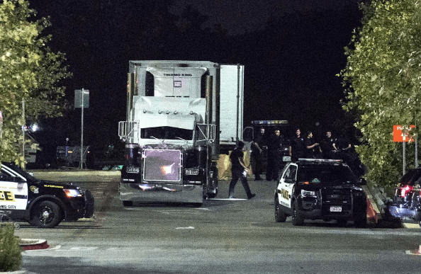 Cruzó trailer de la muerte por Laredo, Texas Cruzó trailer de la muerte por Laredo, Texas