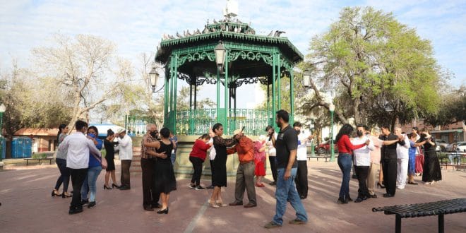 DISFRUTAN NEOLAREDENSES DE TARDES DE DANZÓN DISFRUTAN NEOLAREDENSES DE TARDES DE DANZÓN