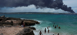 Llega ayuda de México a Cuba para combatir incendio de tanques de petróleo