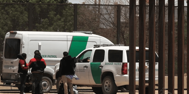 Texas devuelve a 3 mil 900 migrantes a la frontera Texas devuelve a 3 mil 900 migrantes a la frontera