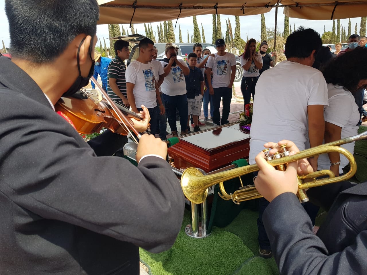 Exigen justicia durante entierro de joven asesinado por militares