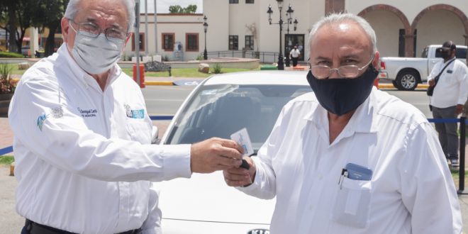 Entrega Alcalde llaves del auto al ganador de rifa por ‘Día del Maestro’