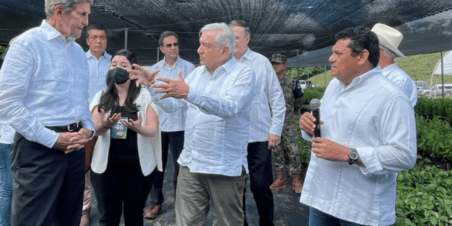 AMLO presenta programa ‘Sembrando Vida’ a John Kerry