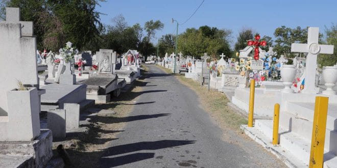 RETIRAN TONELADAS DE BASURA DE PANTEONES