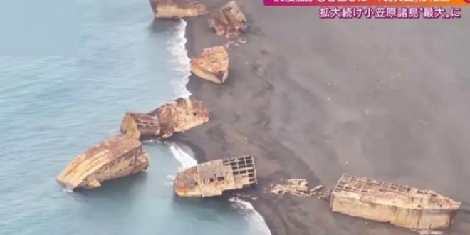 Emergen barcos hundidos tras la erupción de un volcán en Japón