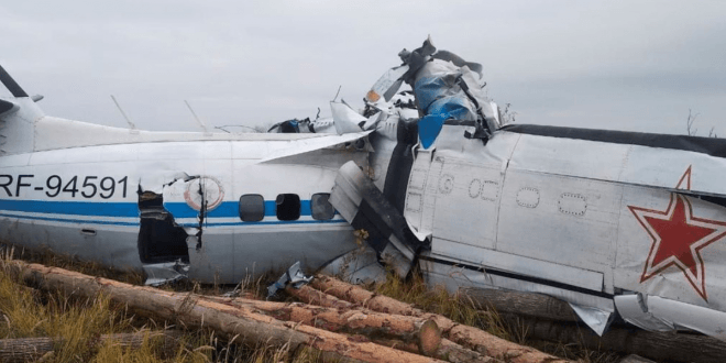 Al menos 16 muertos al estrellarse avión en Rusia Al menos 16 muertos al estrellarse avión en Rusia
