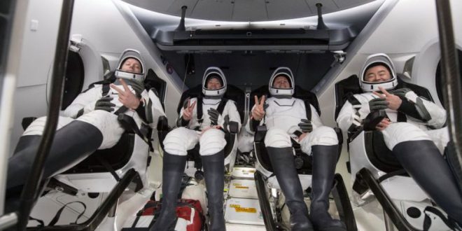 Regresan astronautas a Tierra en cápsula de SpaceX