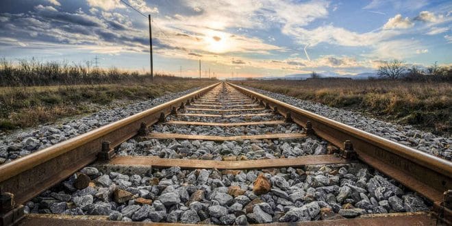 El camino de un gran hombre por las vías del tren