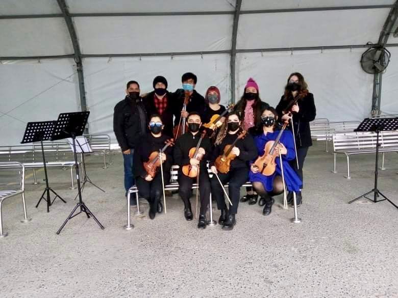 RECIBEN A PAISANOS CON MÚSICA DE CÁMARA