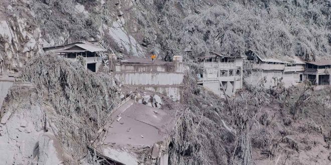 Aldea queda sepultada bajo cenizas por erupción de volcán en Indonesia