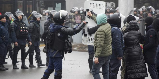 Manifestantes irrumpen en el ayuntamiento de Almaty, capital económica de Kazajistán