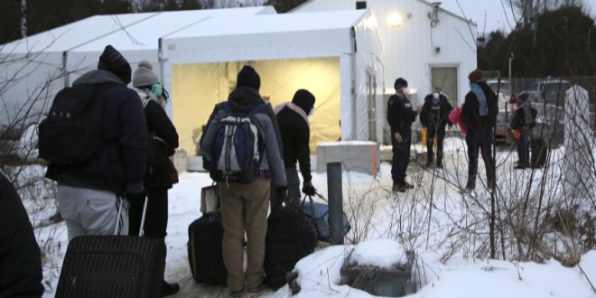 Cada vez más migrantes viajan a frontera de Canadá en busca de asilo