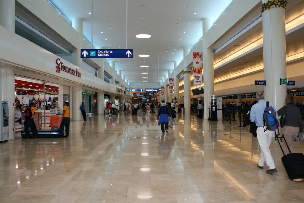 Bajan operaciones en aeropuerto de Cancún