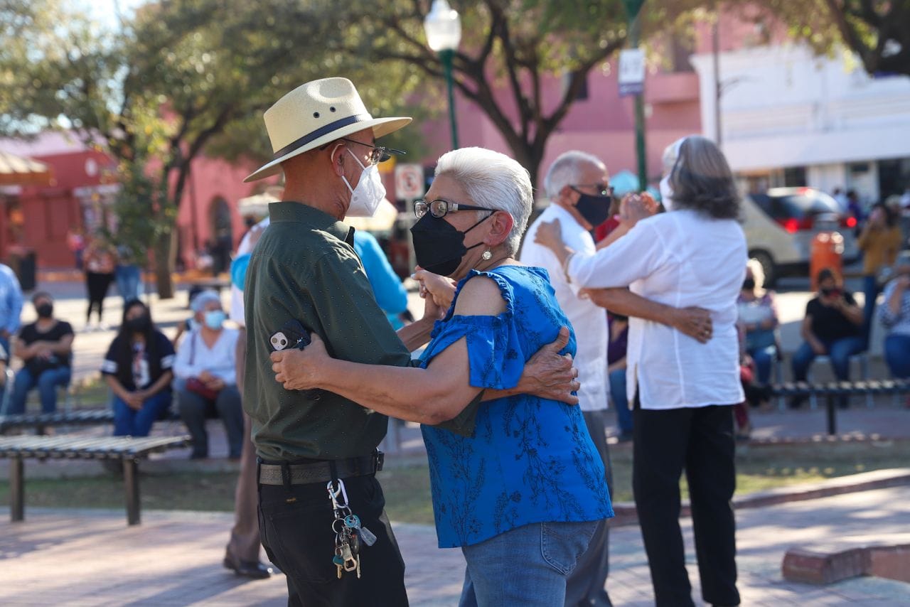 DISFRUTAN TARDES DE DANZÓN EN LA PLAZA JUÁREZ