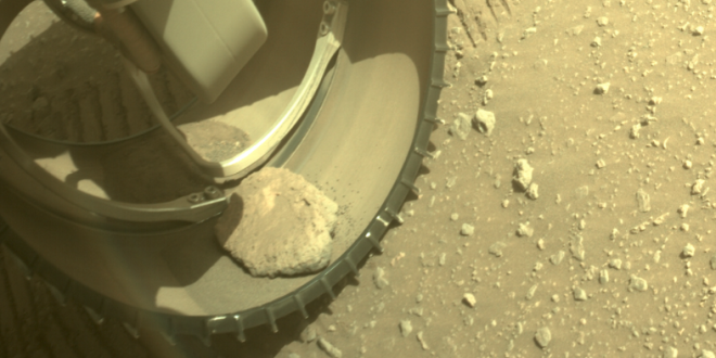 Una roca se atasca en una de las ruedas del rover Perseverance