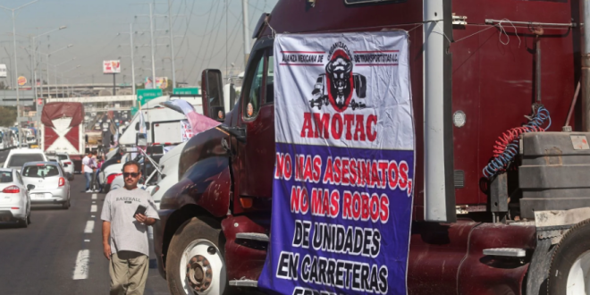 Bloquean transportistas carreteras mexicanas