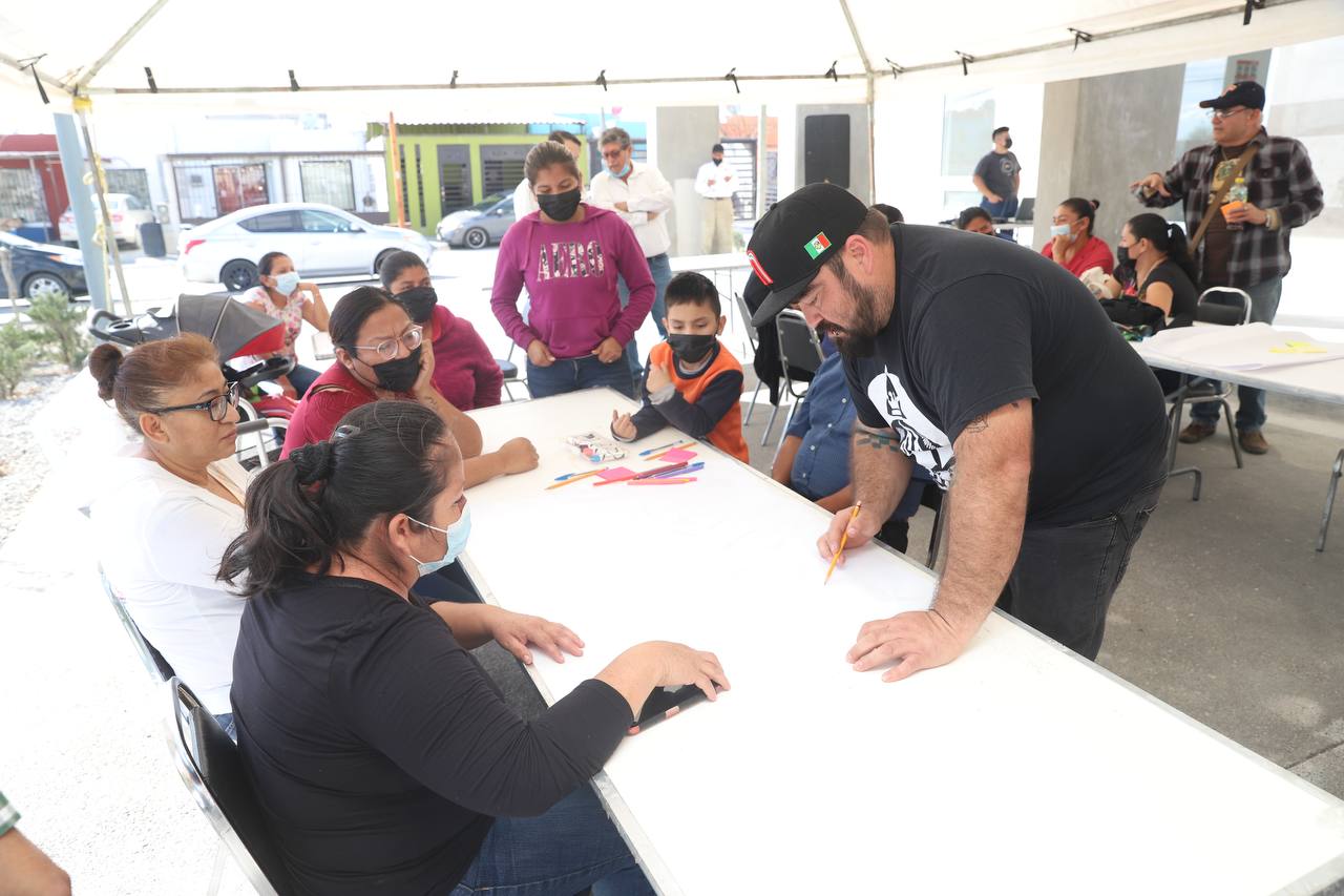 PARTICIPAN FAMILIAS Y ARTISTAS LOCALES EN CREACIÓN DE MURAL
