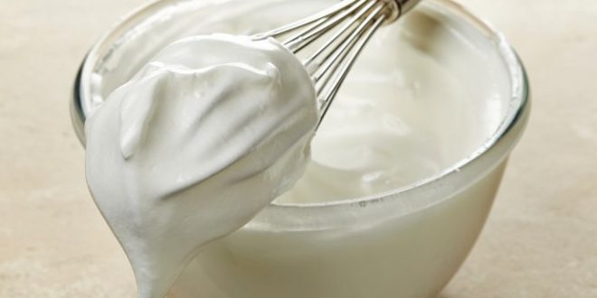 ¿Cuál es la diferencia entre crema batida y chantilly?