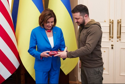 Nancy Pelosi y legisladores de EU realizan visita sorpresa a Kiev