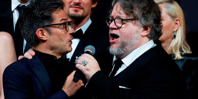 Guillermo del Toro y Gael García Bernal se avientan palomazo en Cannes