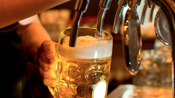 Por qué la cerveza embotellada sabe diferente a la cerveza barril
