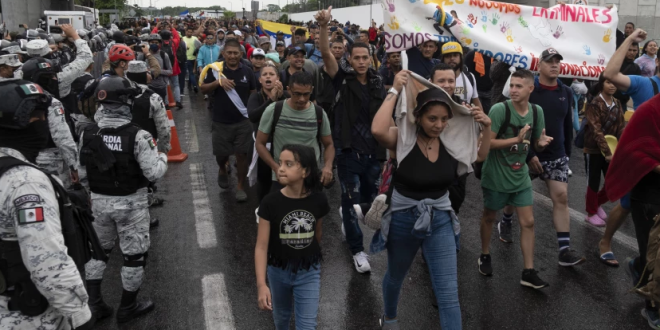 Sale caravana migrante del sur de México en víspera de cumbre