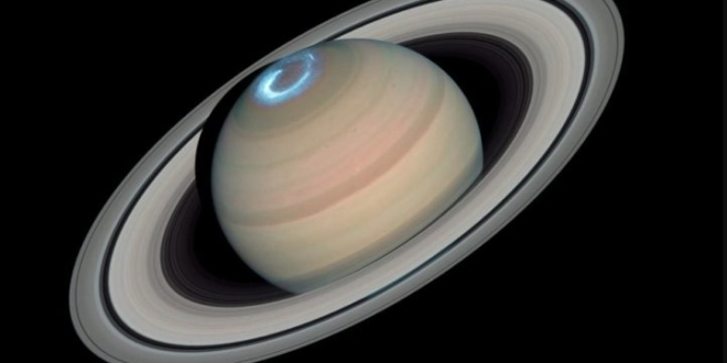 Capta Telescopio Espacial Hubble auroras boreales de Saturno