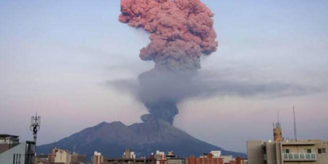 El volcán Sakurajima de Japón entra en erupción