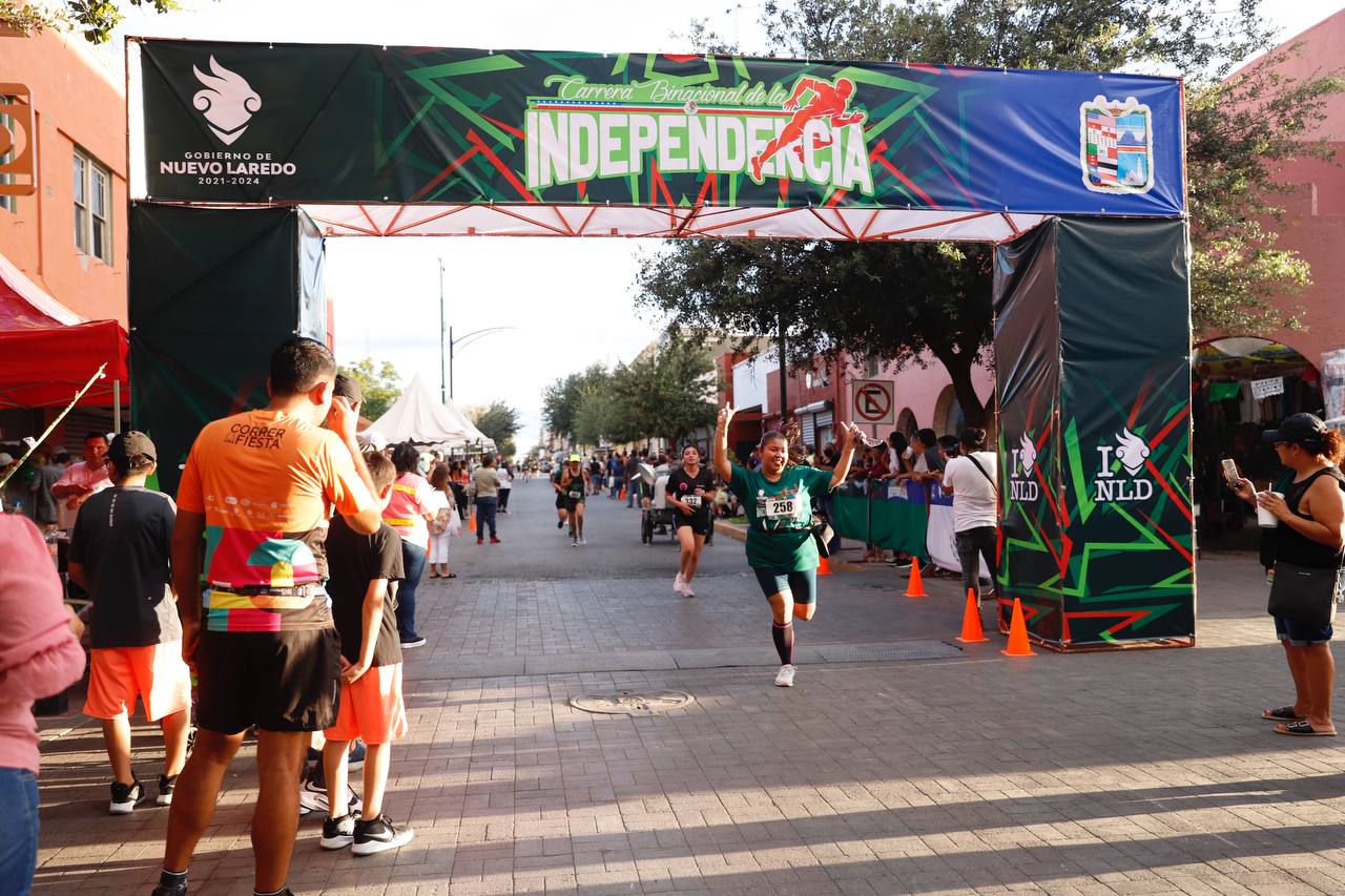DISFRUTAN DE CARRERA BINACIONAL