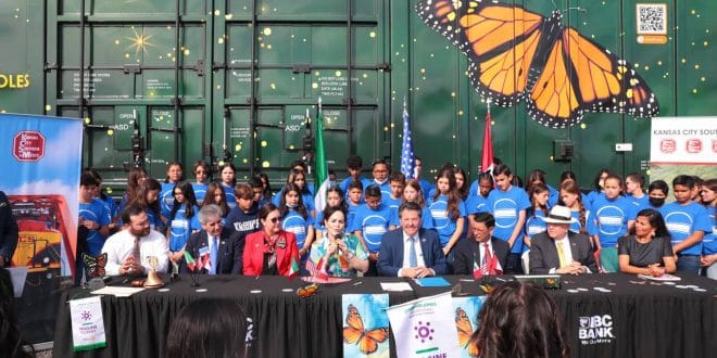 FIRMAN EN LAREDO, TEXAS ACUERDO PARA RESCATE DE MARIPOSA MONARCA FIRMAN EN LAREDO, TEXAS ACUERDO PARA RESCATE DE MARIPOSA MONARCA