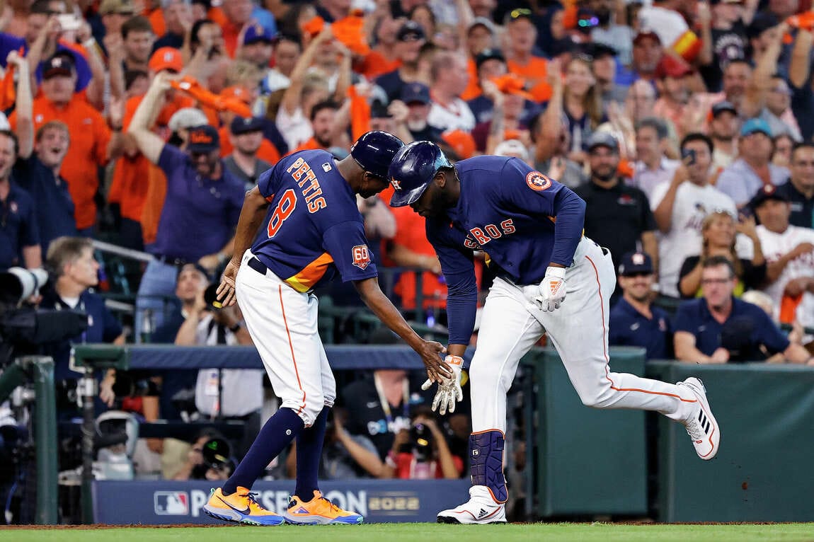 Derrotan Astros a los Mariners en un histórico partido de 18 entradas