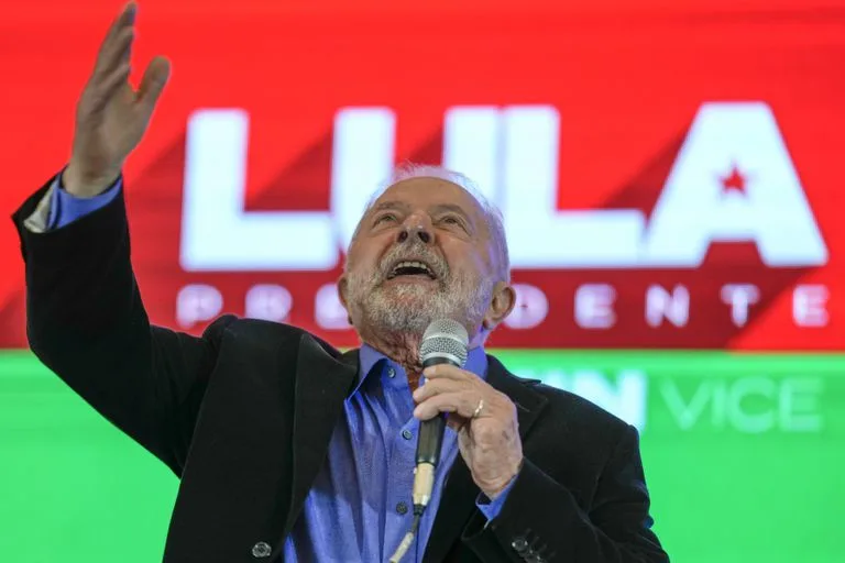 Lula gana por un estrecho margen a Bolsonaro y vuelve al poder