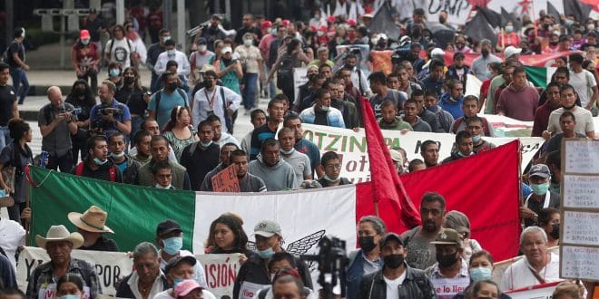 Marchan por 2 de octubre al Zócalo en CDMX Marchan por 2 de octubre al Zócalo en CDMX