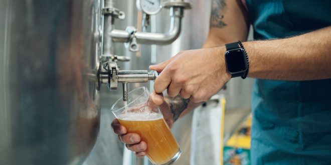 Por cada peso producido de bebidas alcohólicas, 65 centavos corresponden a la producción de cerveza: INEGI