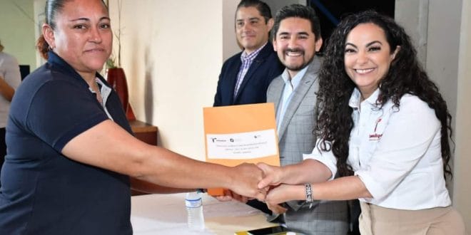 Secretaría del Trabajo entrega documentos a 16 personas para laborar legalmente en Canadá Secretaría del Trabajo entrega documentos a 16 personas para laborar legalmente en Canadá