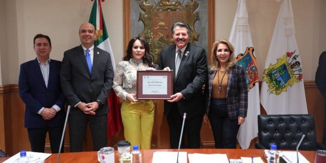 ENTREGA NUEVO LAREDO RECONOCIMIENTO AL MAYOR PETE SAENZ