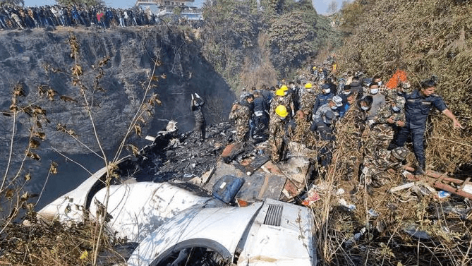 Mueren 68 personas al estrellarse un avión en Nepal