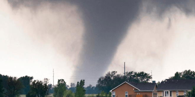 Pareja se salva de tornado