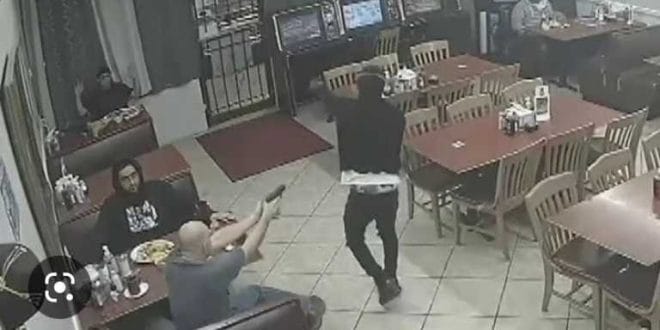 Ladrón asalta taquería en Texas y comensal lo mata a tiros Ladrón asalta taquería en Texas y comensal lo mata a tiros
