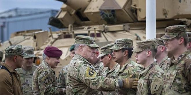 Mark Milley se reúne con el general Valery Zalogny cerca de la frontera con Ucrania