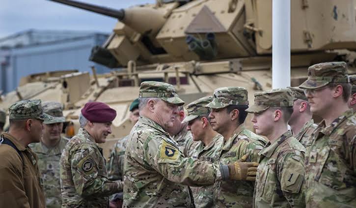 Mark Milley se reúne con el general Valery Zalogny cerca de la frontera con Ucrania