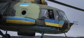 Luchan con vetustos helicopteros