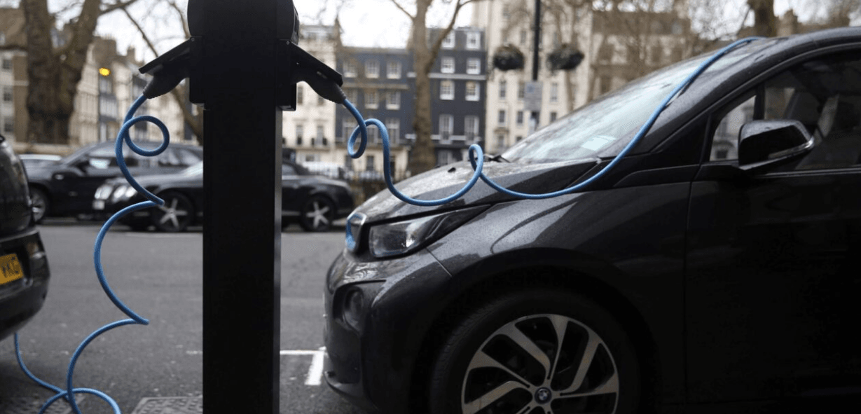 La UE prohíbe a partir del 2035 venta de autos que emitan CO2