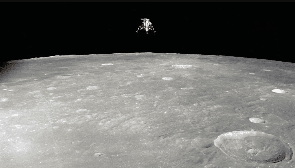 Científicos chinos descubren fuente de agua en la Luna, está en perlas de vidrio
